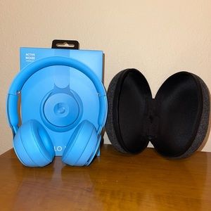 Blue Beats Solo Pro, never used. In great condition.